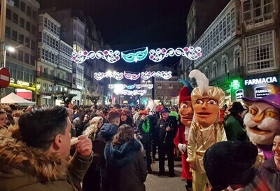 Iluminação de carnaval em Vigo com centro decorativo La Bauta