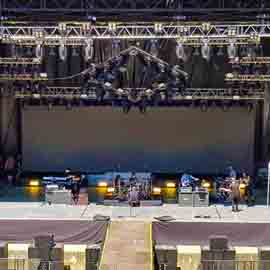 Conciertos de Castrelos en Vigo, realizando las pruebas de energ�a, iluminaci�n, sonido.