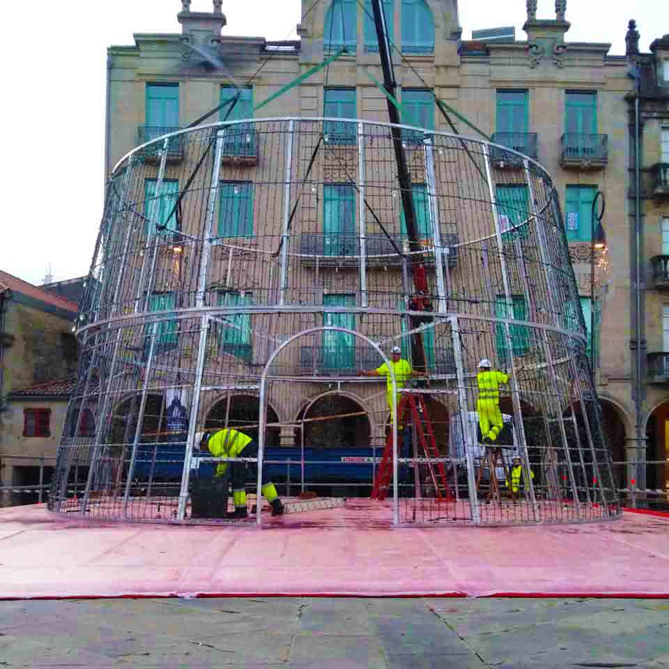 Montaje de �rbol de navidad gigante transitable en Pontevedra